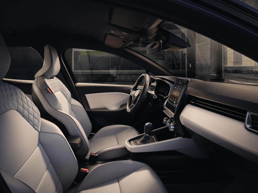 Интерьер Renault Clio Initiale Paris 2019 года  (WW) (фото 13 из 20)